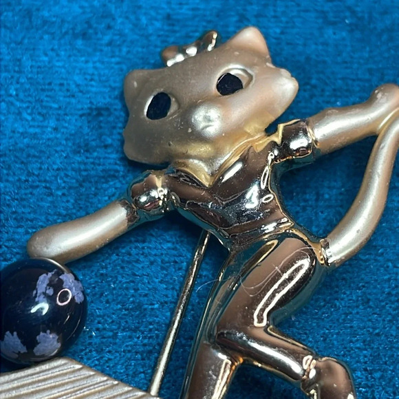 Danecraft Bowling Cat Brooch - Picture 2 of 7